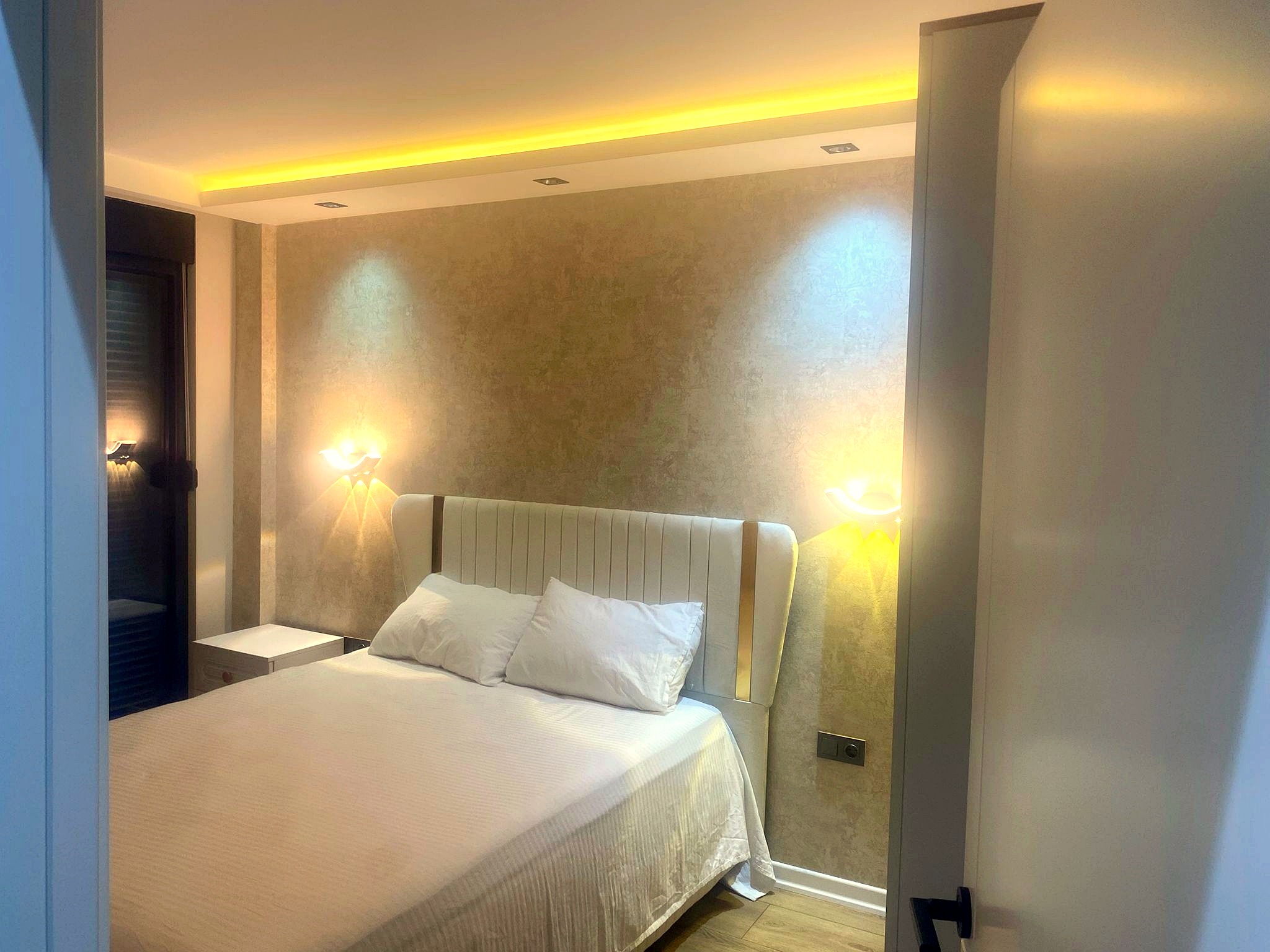Luxury Bedroom & Warm Ambience